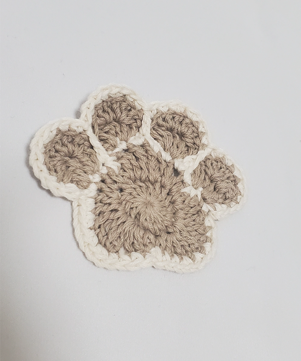 犬の手の形のコースターの左側の写真