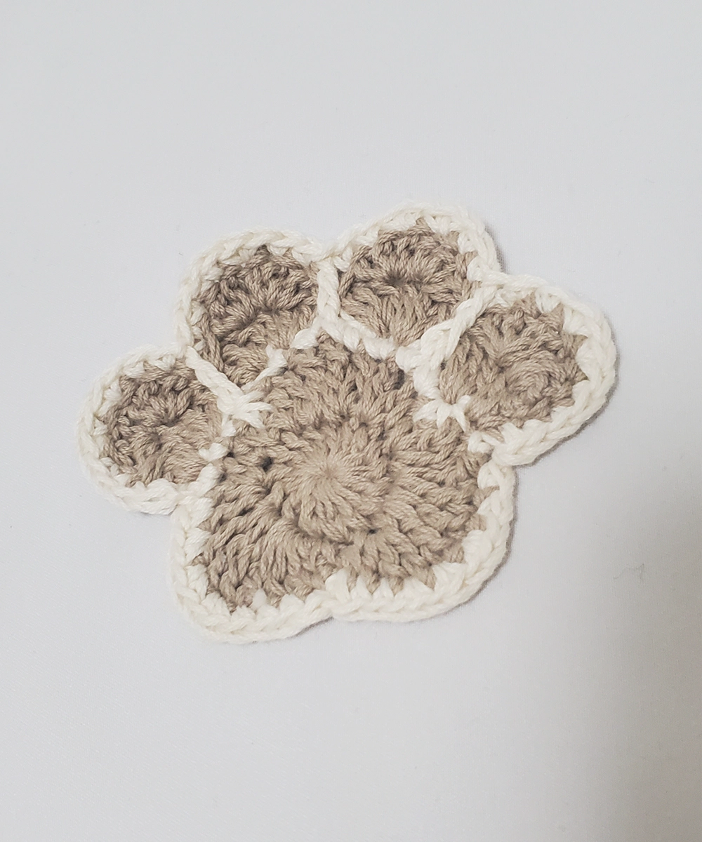 犬の手の形のコースターの右側の写真