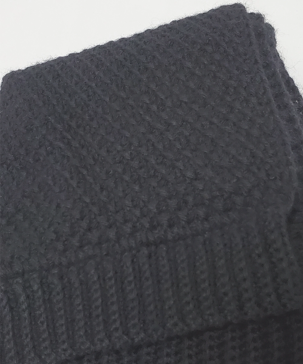 黒のマフラー(レディース)の編み目の拡大の写真